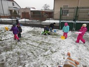 Hrajeme si se sněhem a pomáháme